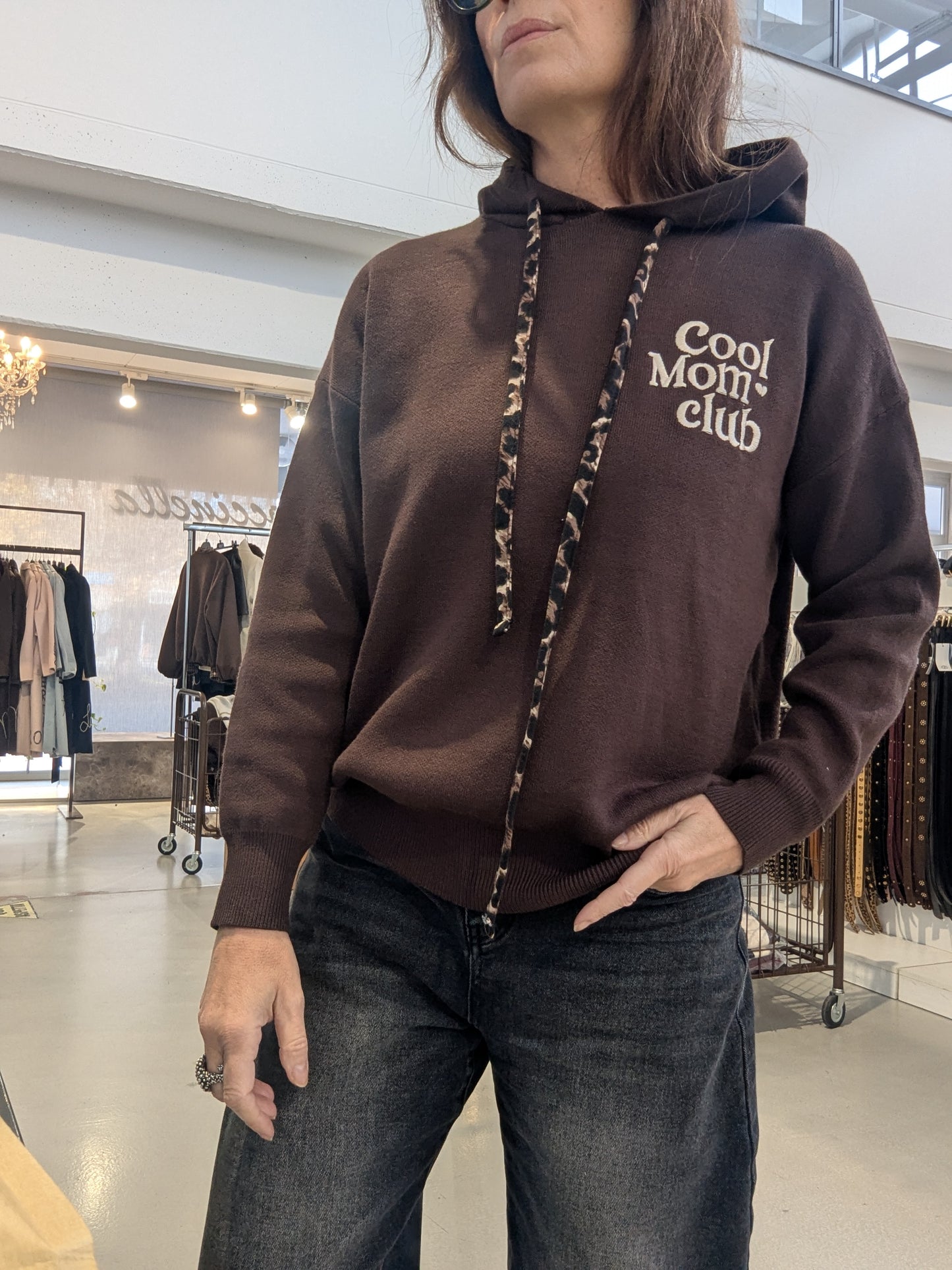 Felpa cappuccio foderato e coulisse leopardate.