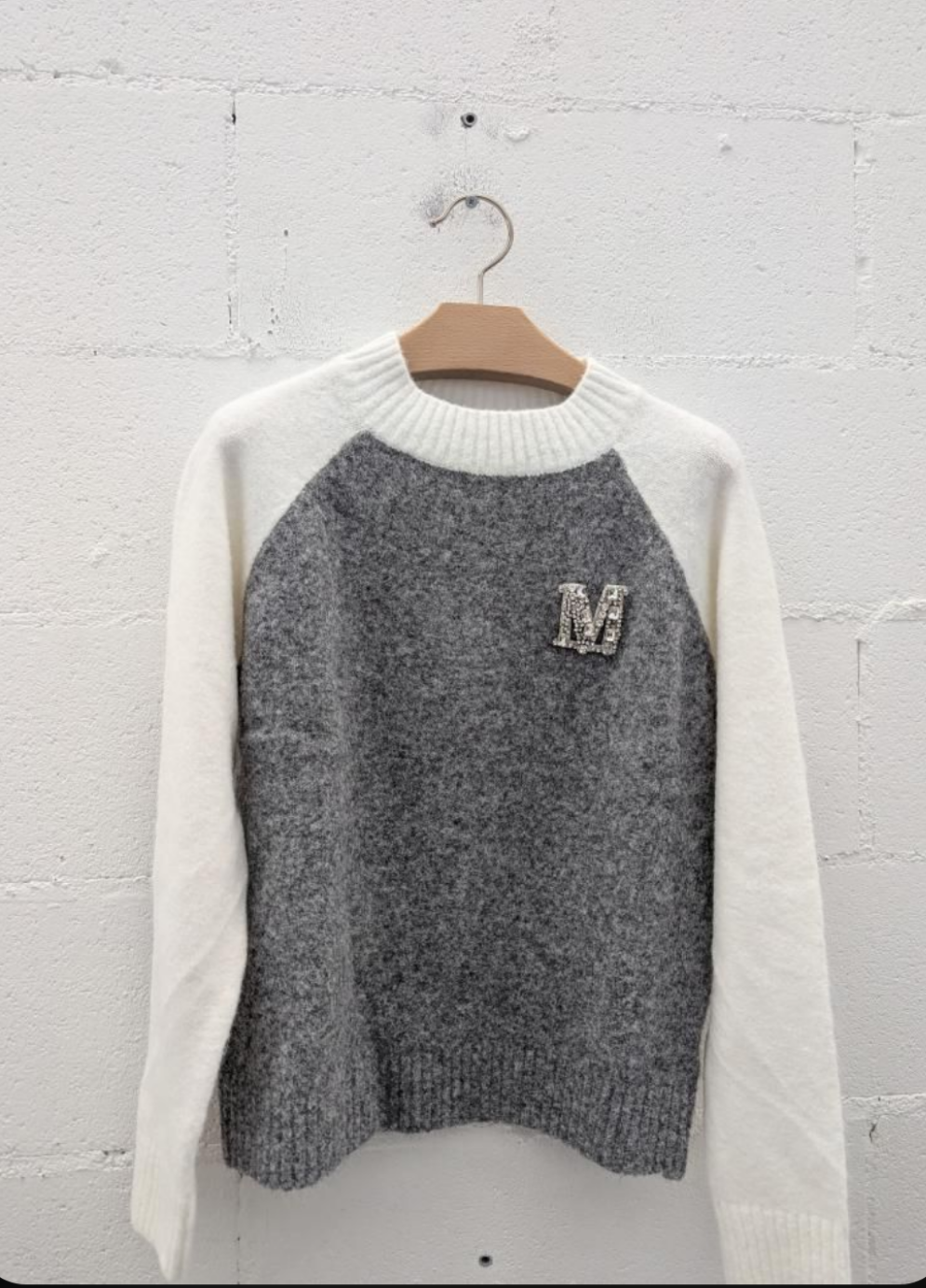 Maglione donna bicolor con maniche avorio e dettaglio strass iniziale M, disponibile in grigio, nero e bordeaux – Modita.it