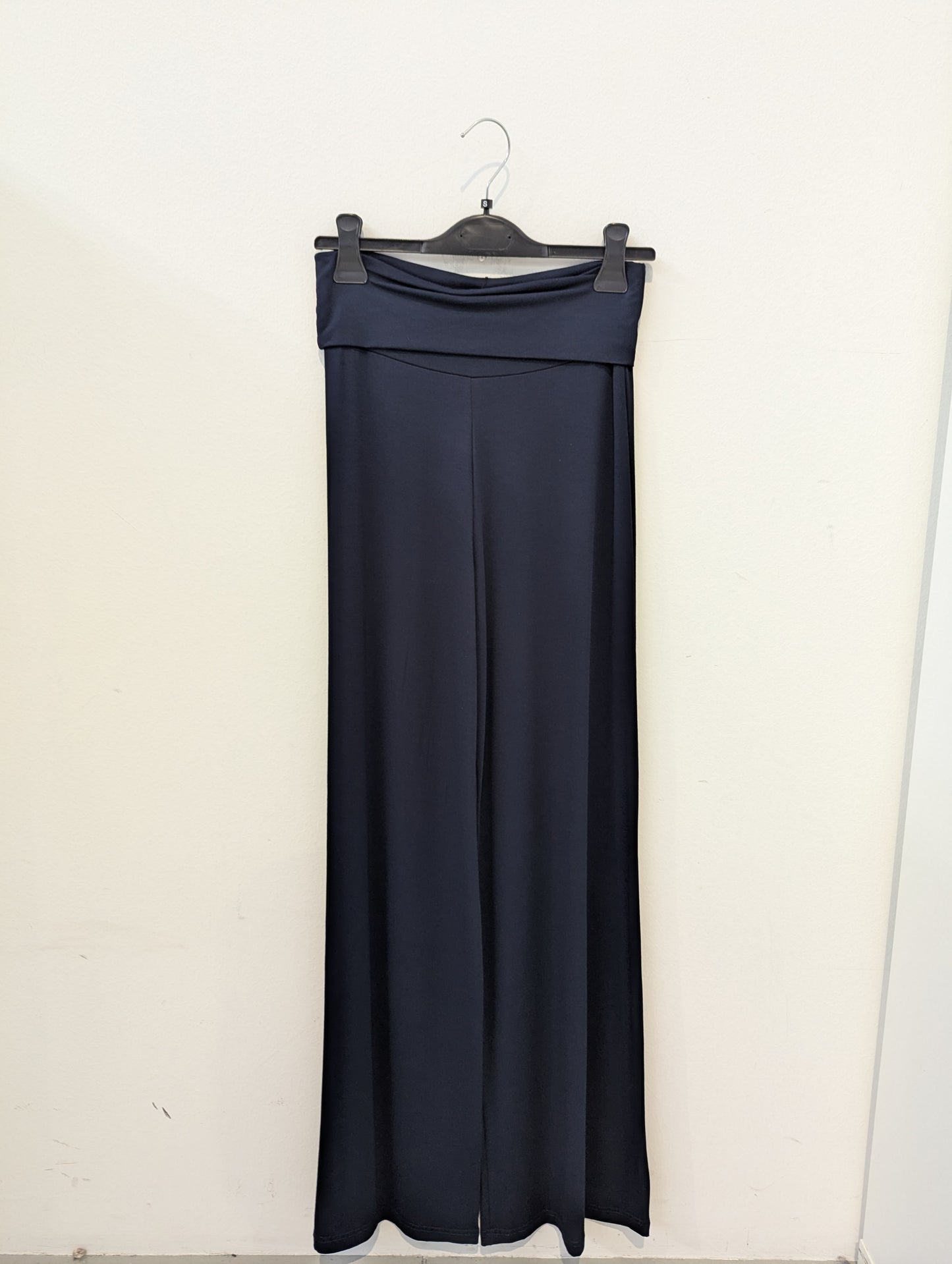 Pantalone palazzo nero da donna in jersey elasticizzato con vita alta risvoltabile, vestibilità ampia e stile casual elegante – Modita.it
