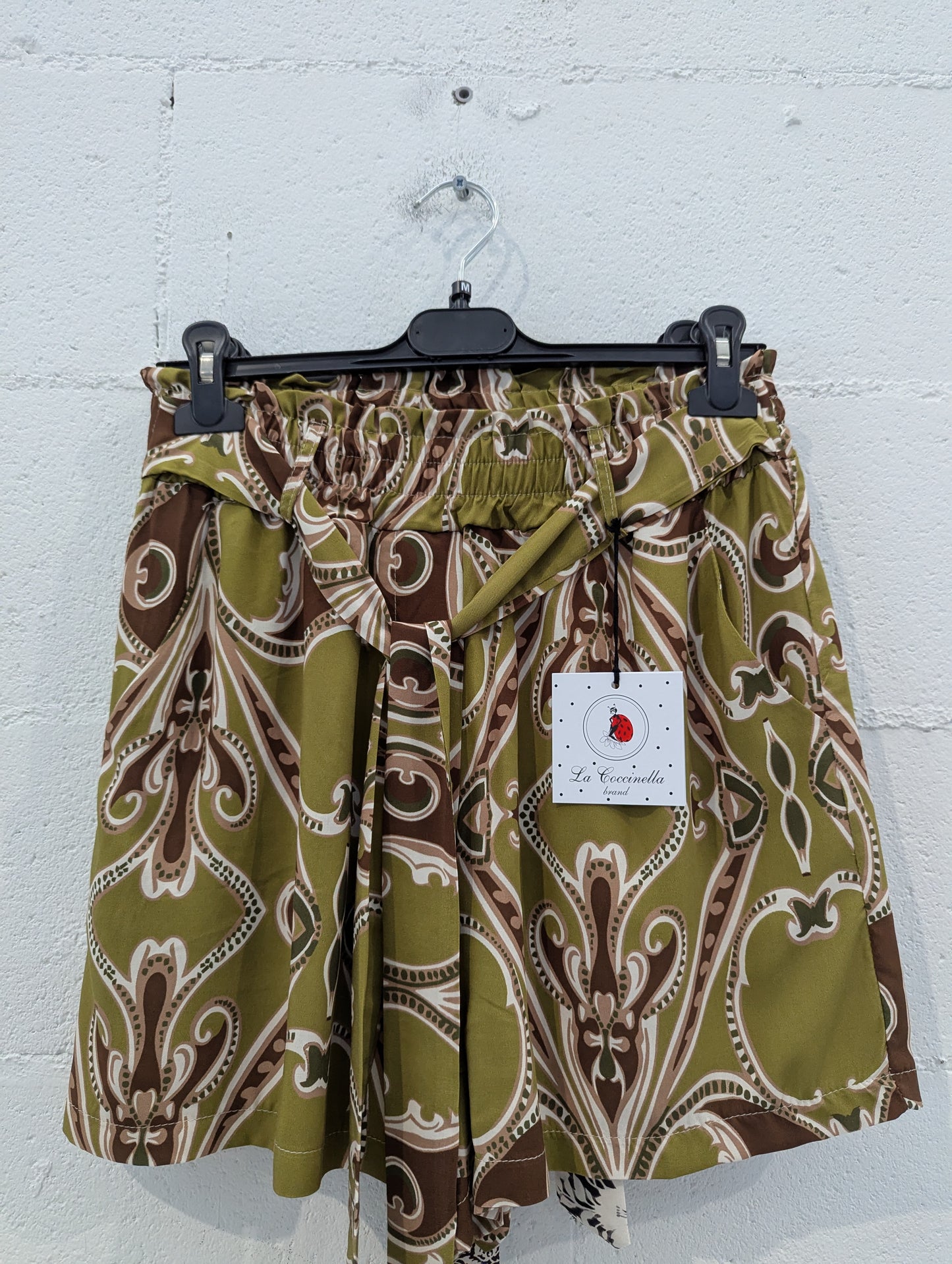 Pantaloncino donna in viscosa con elastico in vita e cintura in tessuto. Strepitoso