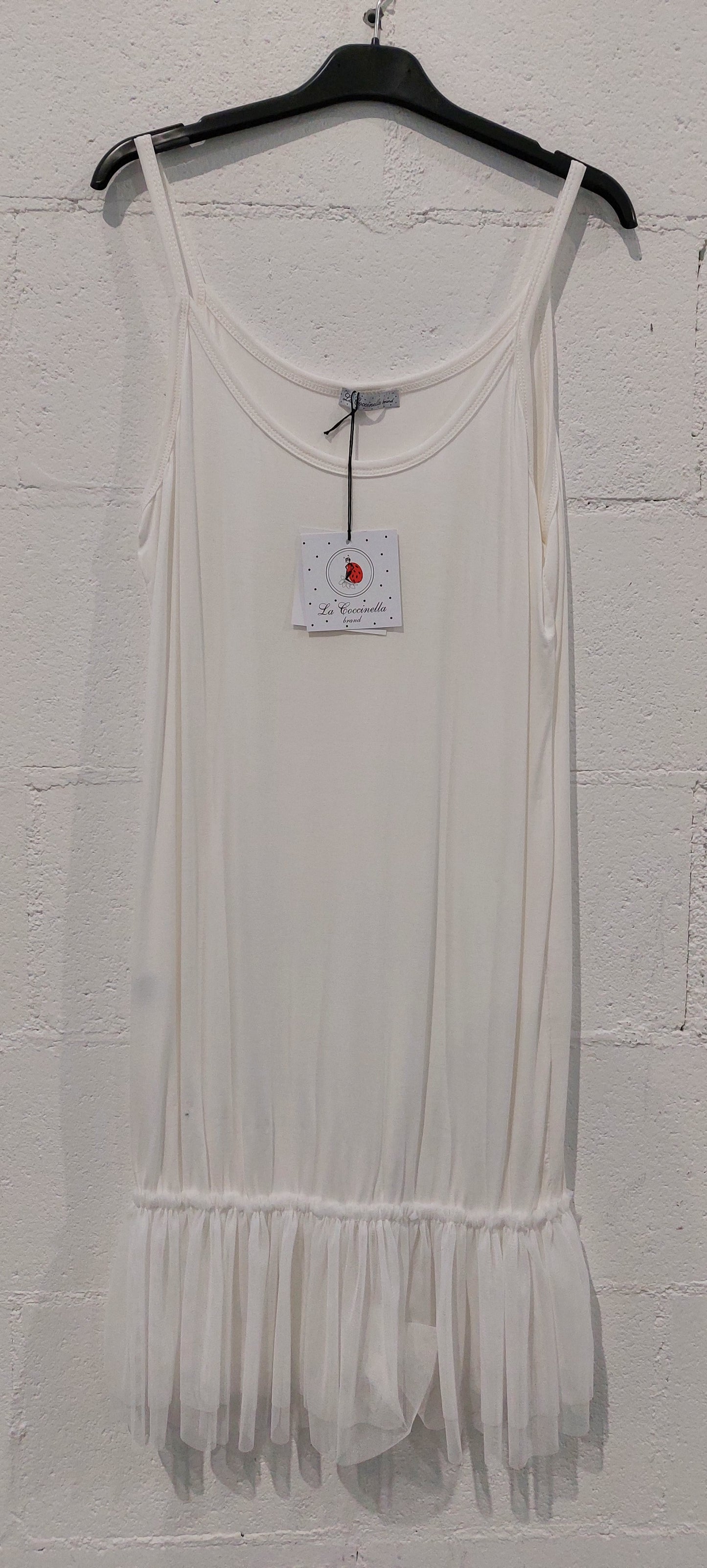 Sottoveste in viscosa con balza in tulle . Taglia unica Composizione 95%viscosa 5%elastan made in italy
