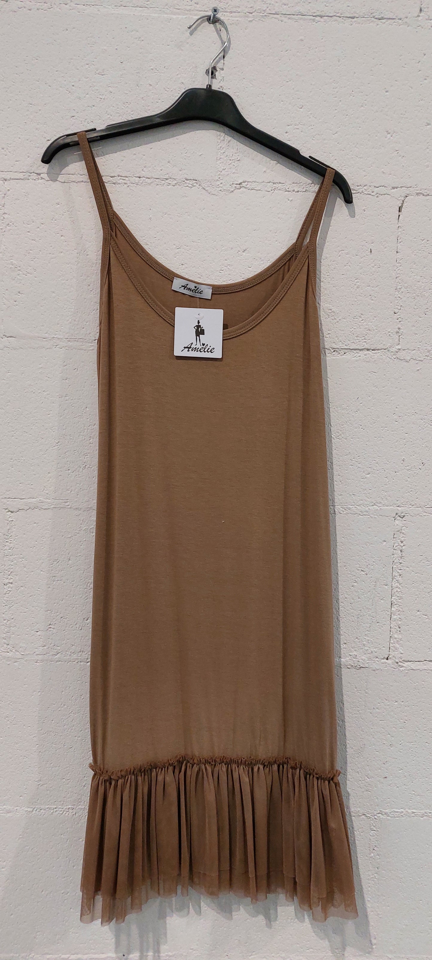 Sottoveste in viscosa con balza in tulle . Taglia unica Composizione 95%viscosa 5%elastan made in italy