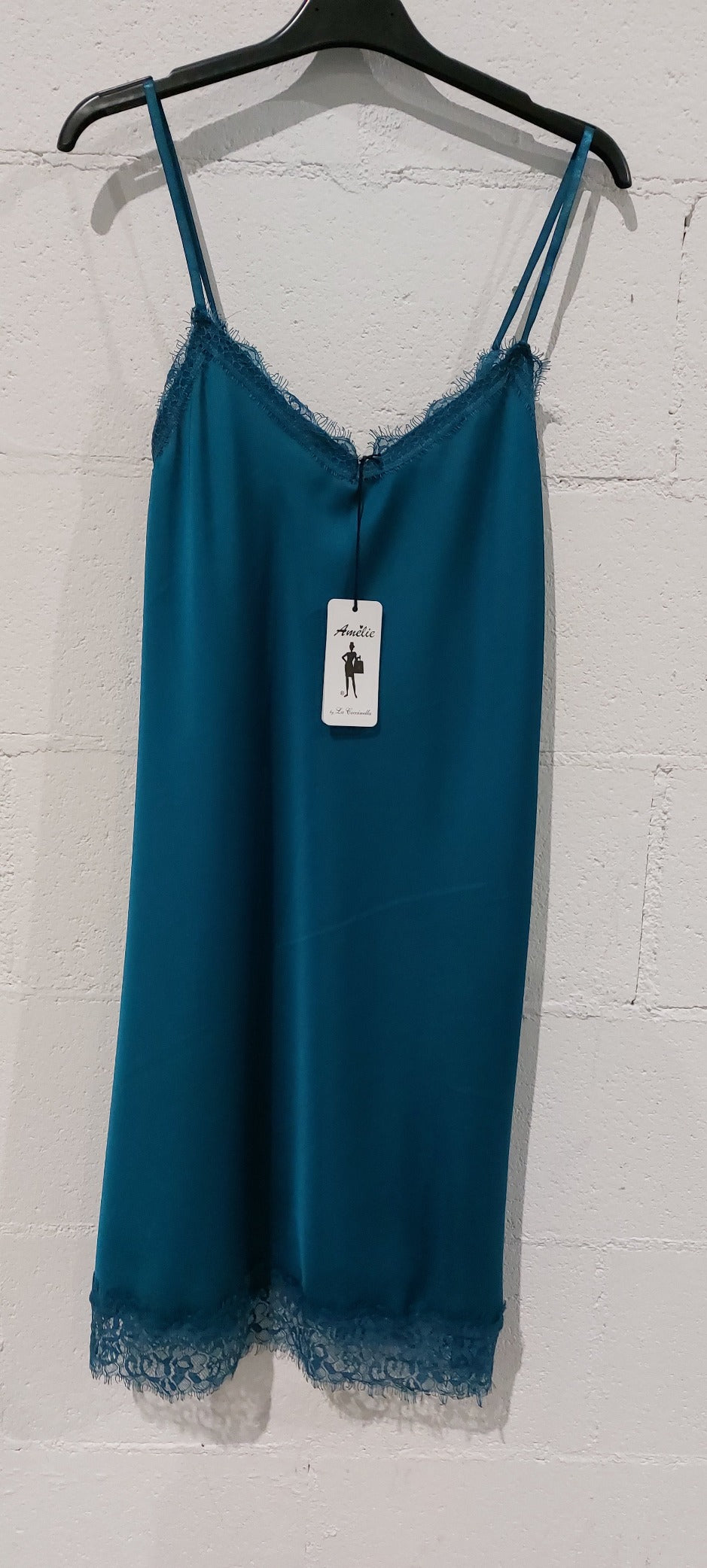 Sottoveste realizzata in raso con inserti di pizzo sullo scollo a V e sul fondo. Spallina sottile regolabile. Composizione 100%poliestere made in italy