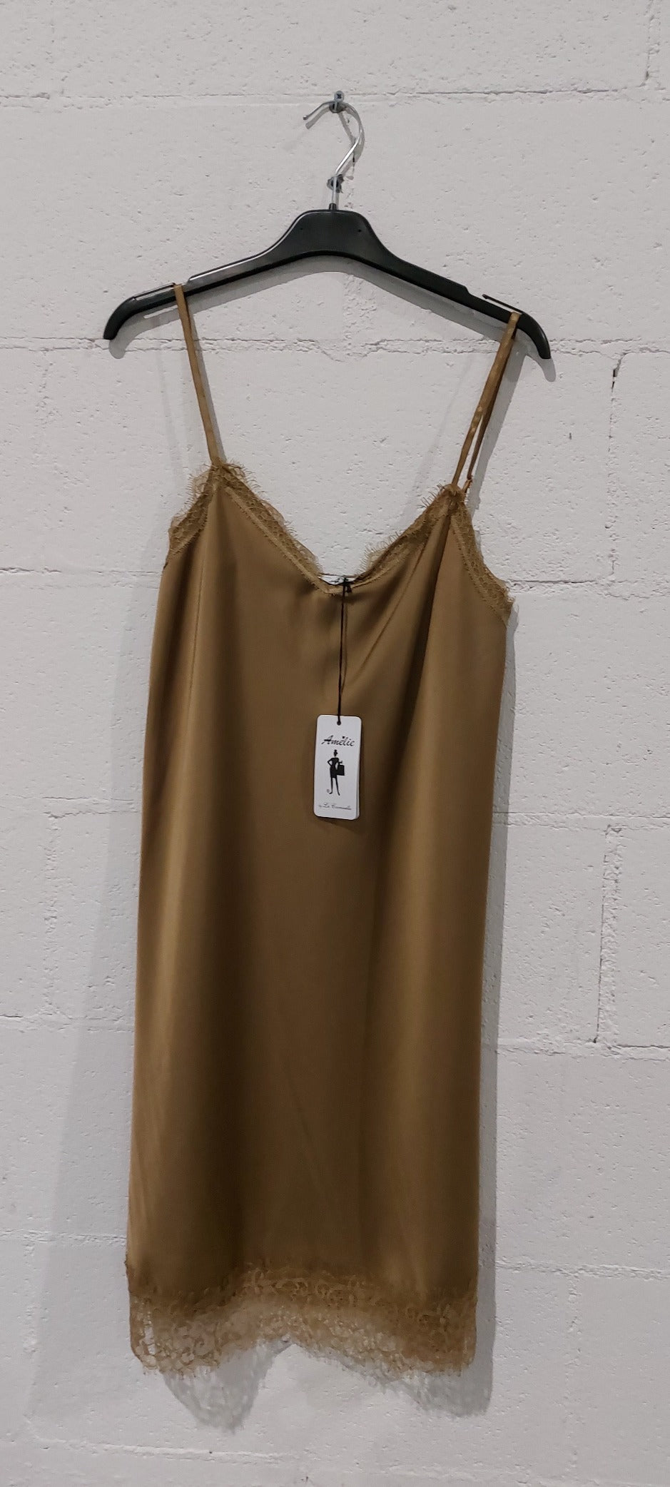 Sottoveste realizzata in raso con inserti di pizzo sullo scollo a V e sul fondo. Spallina sottile regolabile. Composizione 100%poliestere made in italy