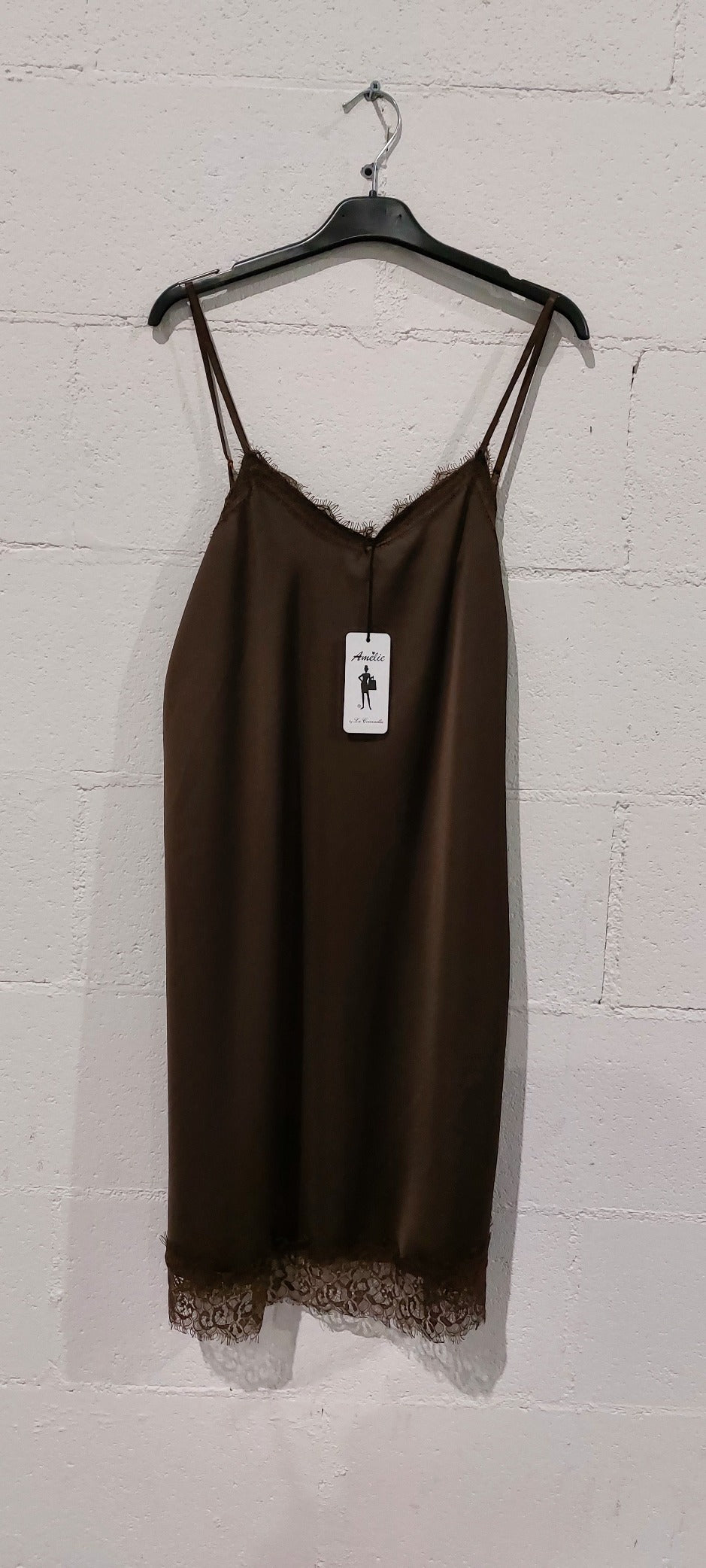 Sottoveste realizzata in raso con inserti di pizzo sullo scollo a V e sul fondo. Spallina sottile regolabile. Composizione 100%poliestere made in italy