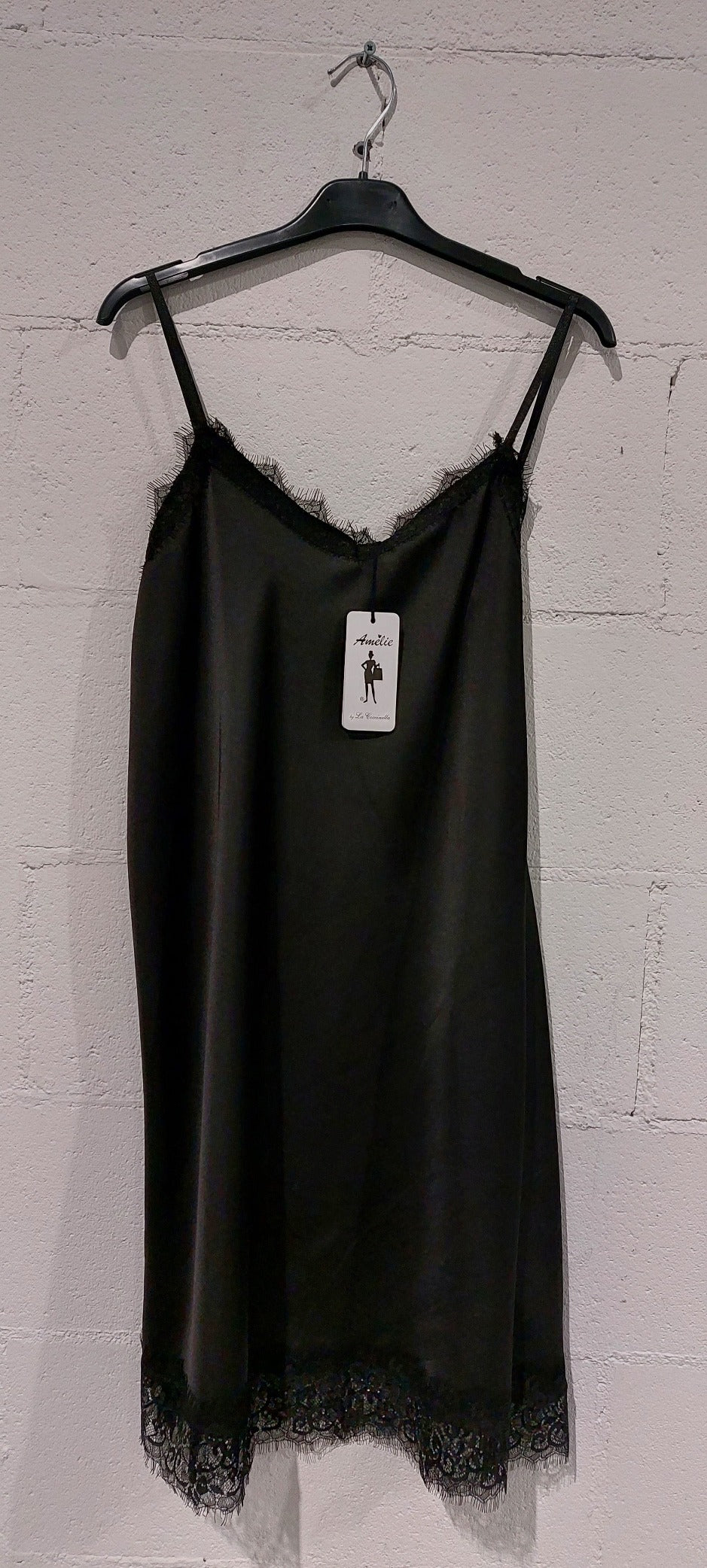 Sottoveste realizzata in raso con inserti di pizzo sullo scollo a V e sul fondo. Spallina sottile regolabile. Composizione 100%poliestere made in italy
