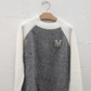 Maglione donna bicolor con maniche avorio e dettaglio strass iniziale M, disponibile in grigio, nero e bordeaux – Modita.it