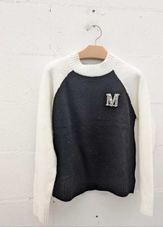 Maglione donna bicolor con maniche avorio e dettaglio strass iniziale M, disponibile in grigio, nero e bordeaux –