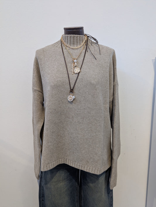 Maglione Collo Alto Grigio: Comfort, Stile Minimalista e Versatilità Invernale