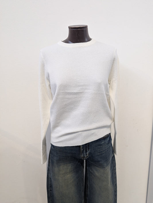 "Maglione donna  slim fit con girocollo e bottoni dorati sui polsini.Perfetto per l'autunno inverno."