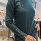 Maglione donna  slim fit con girocollo e bottoni dorati sui polsini.Perfetto per l'autunno inverno."