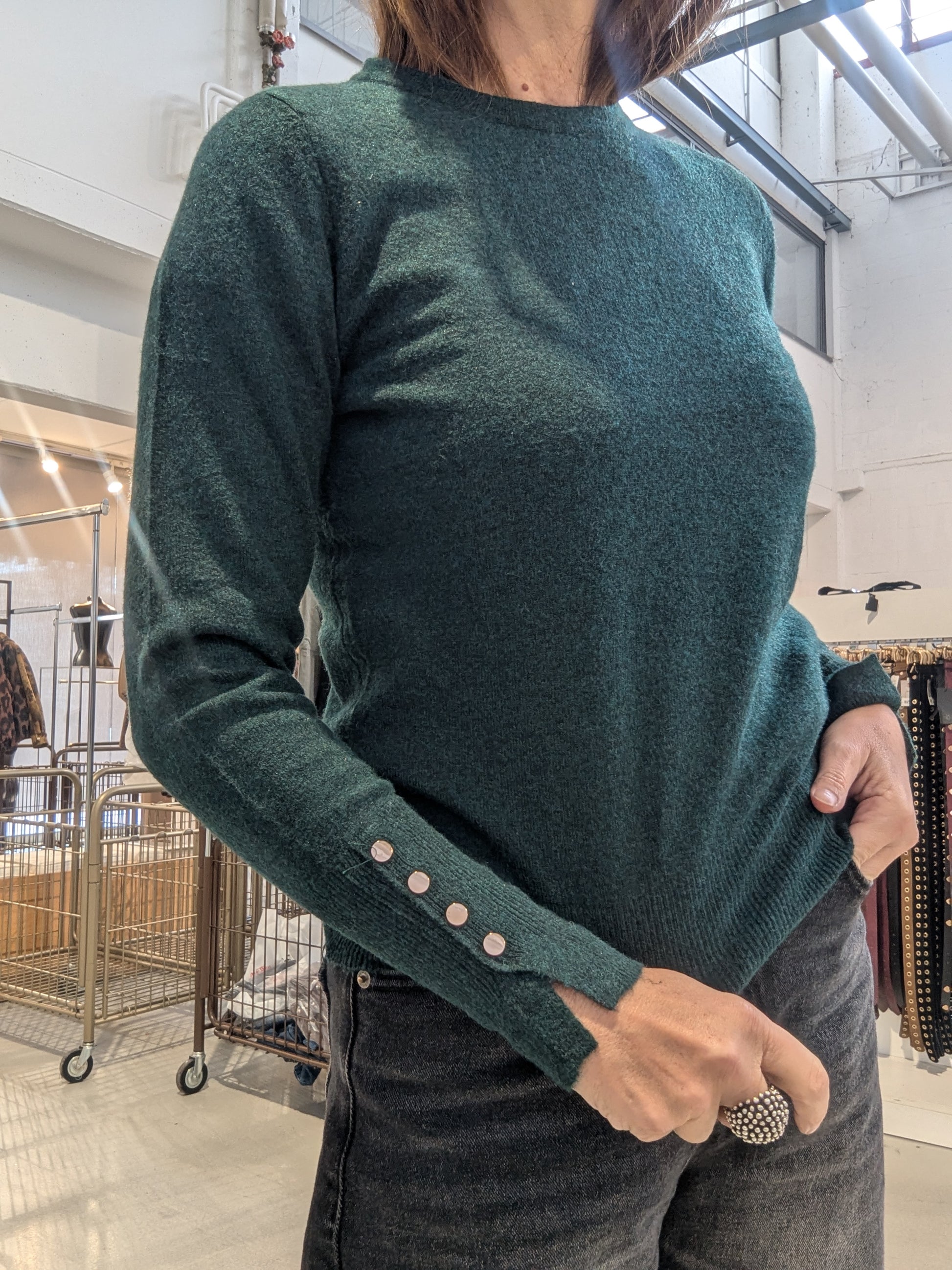 Maglione donna  slim fit con girocollo e bottoni dorati sui polsini.Perfetto per l'autunno inverno."