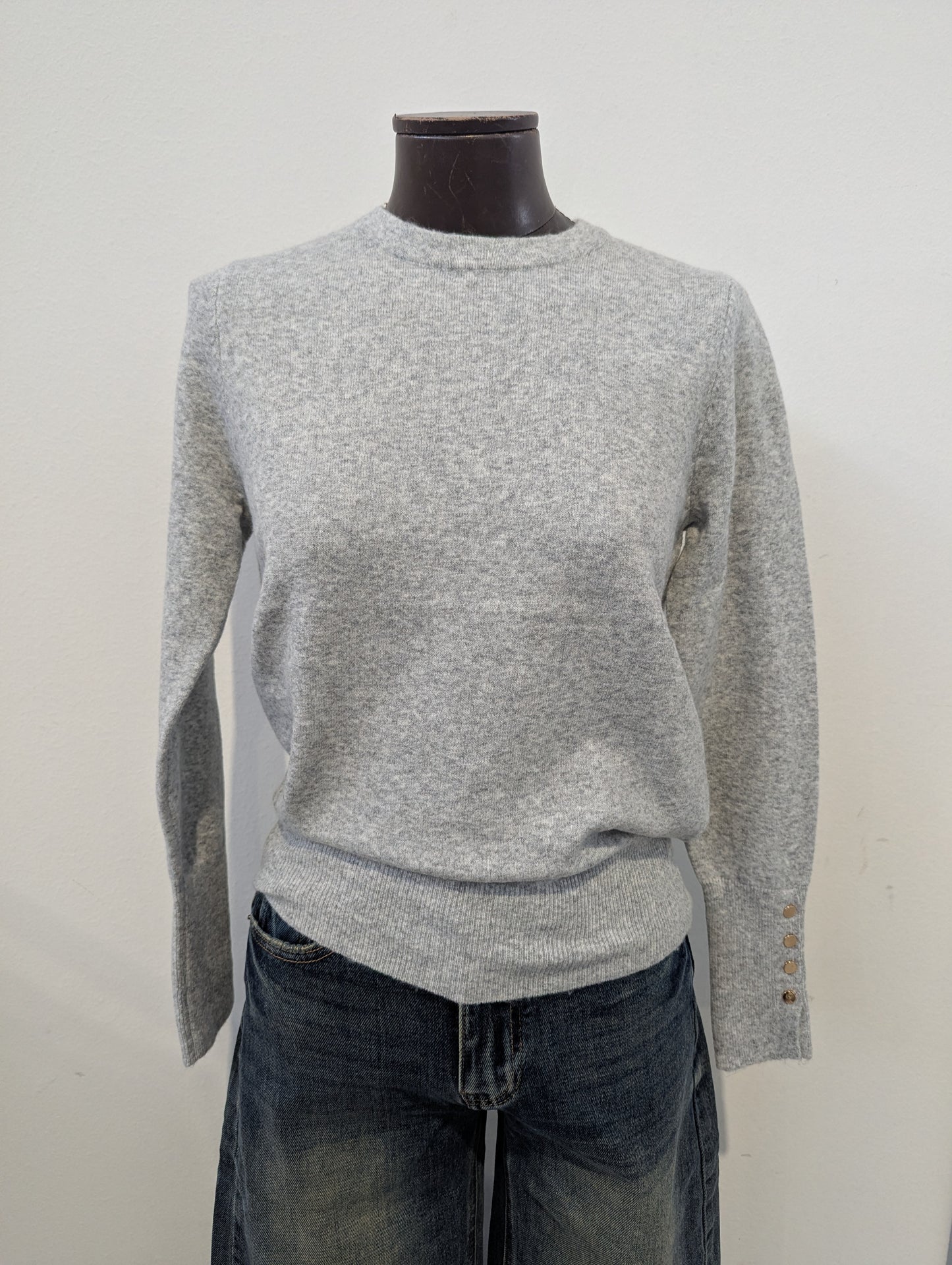 Maglione donna  slim fit con girocollo e bottoni dorati sui polsini.Perfetto per l'autunno inverno."