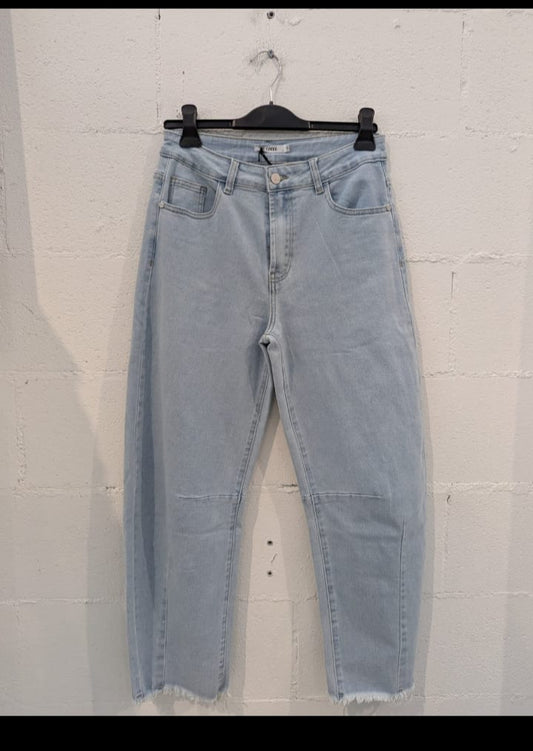 jeans dritto con sfondo sfrangiato