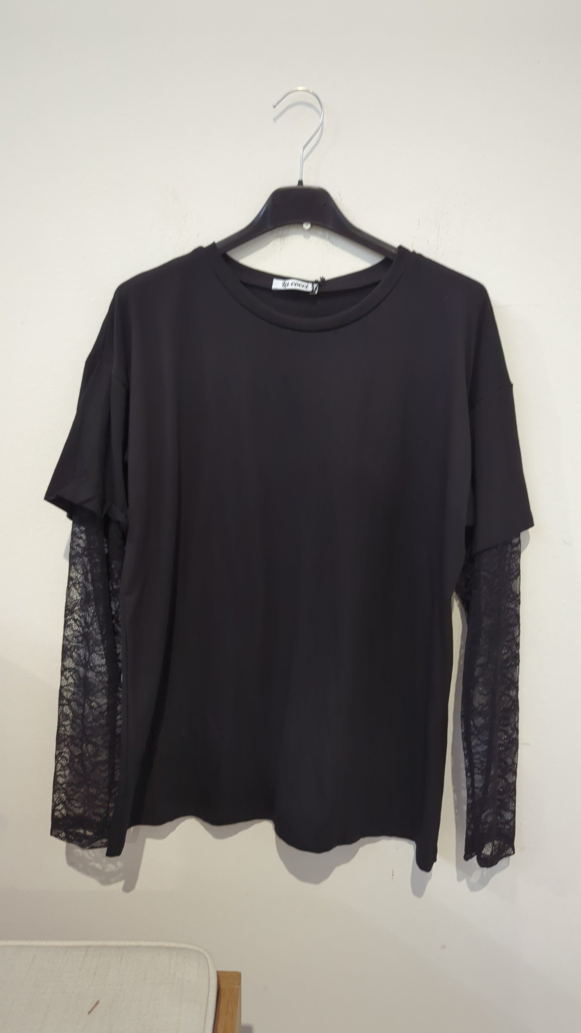 maglia con maniche in pizzo. per un outfit felice 