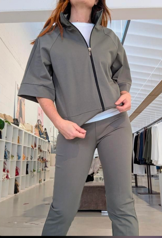 Questa felpa zip-up  unisce stile moderno e comfort quotidiano. Caratterizzata da un taglio morbido e lineare, presenta maniche corte ampie, collo alto strutturato e una pratica chiusura con zip frontale. Il tessuto tecnico leggermente elasticizzato la rende ideale per le mezze stagioni o come capo da sovrapposizione.

Perfetta per un look casual raffinato, è facilmente abbinabile a pantaloni in coordinato o jeans per un outfit sportivo ma curato. Comoda, essenziale e versatile: un must-have per chi ama