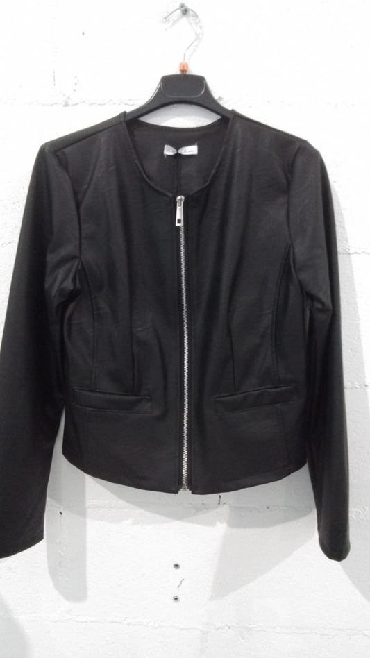 giacca in ecopelle nera con taglio essenziale, zip frontale e linea leggermente sfiancata