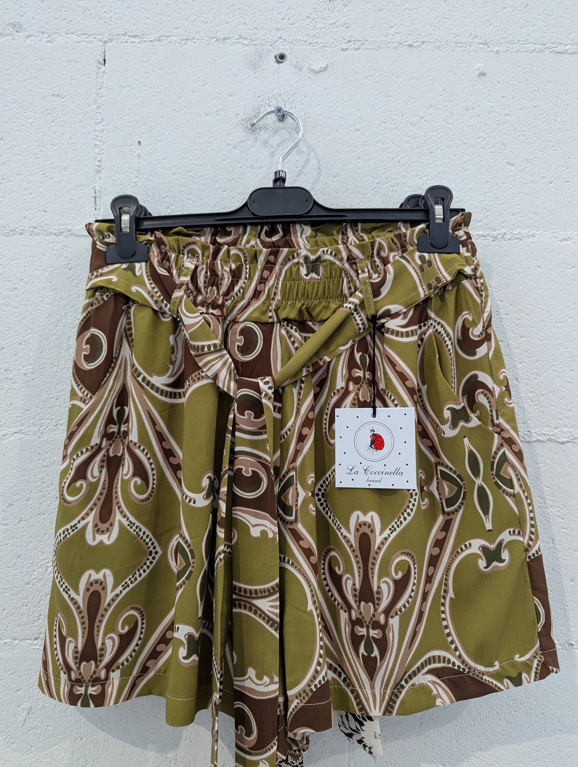 Pantaloncino donna in viscosa con elastico in vita e cintura in tessuto. Strepitoso 