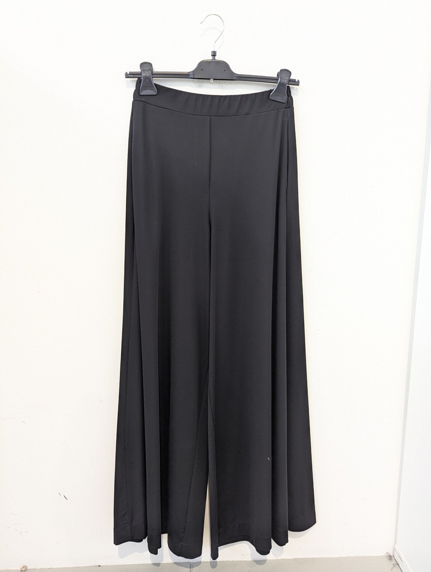 Pantalone palazzo marrone in jersey elasticizzato, comodo e fluido, perfetto per look eleganti o casual. Vita alta e made in Italy. Disponibile su Modita.it! La coccinella 