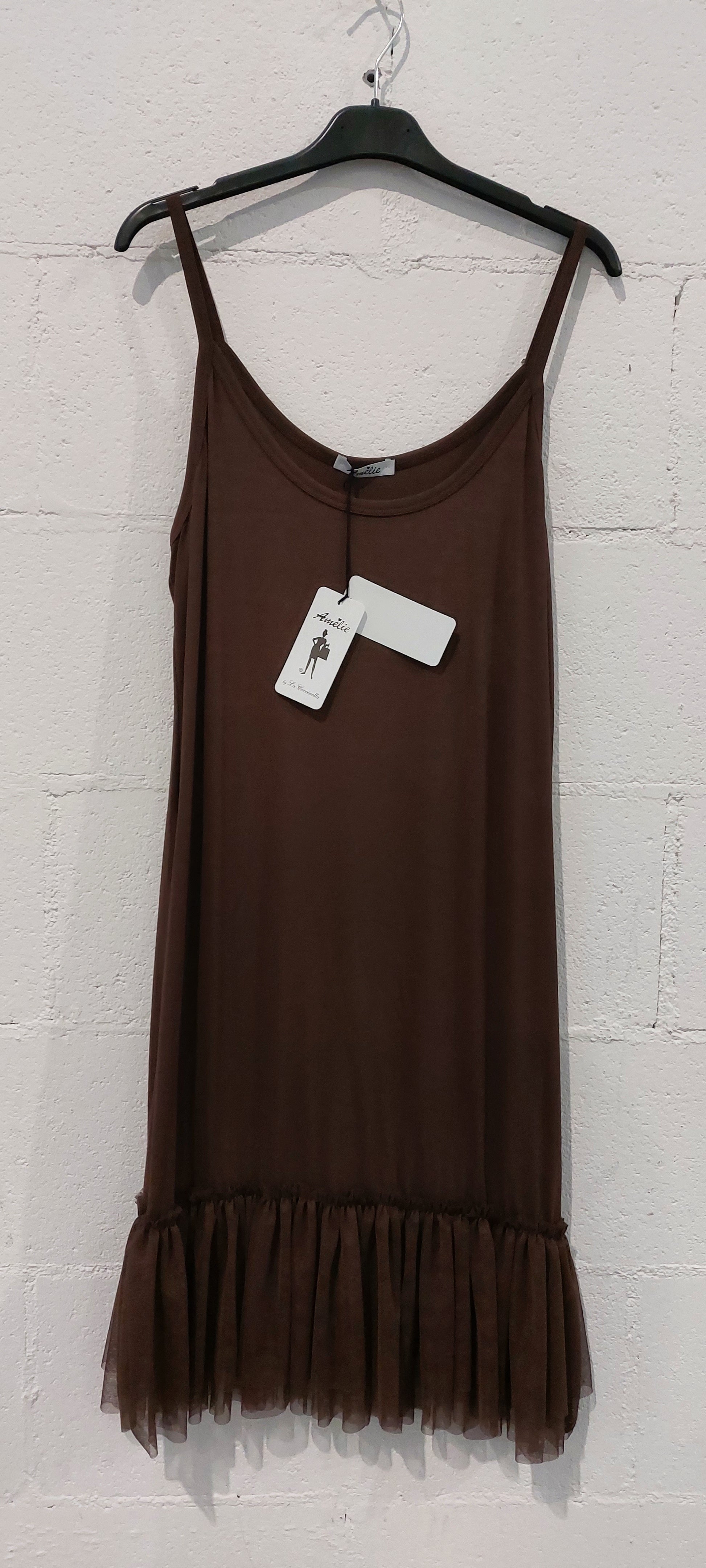 Sottoveste in viscosa con balza in tulle . Taglia unica  Composizione 95%viscosa 5%elastan  made in italy